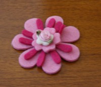 Ref 23   Broche flor en tonos rosas con detalle de flor central