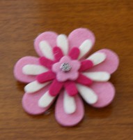 Ref 8    Broche flor en tonos crema y rosa con detalle central