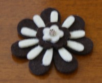 Ref 65     Broche flor crema y marrón oscuro