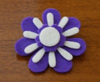 Ref 64     Broche flor tono blanco y lila