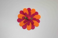 Ref 7   Broche flor con detalle central en tonos naranja y fucsia