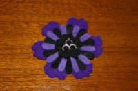 Ref 24   Broche flor en tonos negro y morados con detalle central