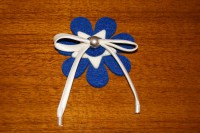 Ref 57   Broche flor con estrella y lazo en tonos azul y blanco