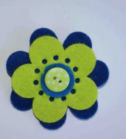 Ref 017  Broche flor con detalle central botón de lunares