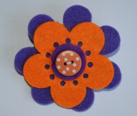 Ref 029  Broche flor con detalle central botón de lunares