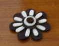 Ref 53    Broche flor en tonos blanco y marrón