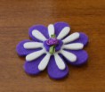 Ref 40    Broche flor en tonos blanco y morado con detalle de flor central