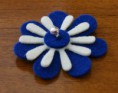 Ref 46   Broche flor en tonos azul y blanco con bolita central