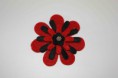 Ref 12   Broche flor con detalle central en tonos rojo y negro