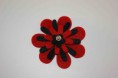 Ref 33   Broche flor en tonos rojo y negro con detalle central