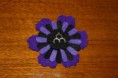 Ref 24   Broche flor en tonos negro y morados con detalle central