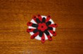 Ref 37    Broche redondo con flores en tonos negro, blanco y rojo